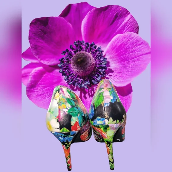 Hot Tomato Brand Women's Floral Heels - Picture 2 of 3
